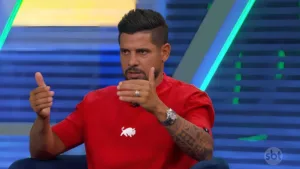 Cicinho dispara contra atitude de Tite no Flamengo: “Estranhei”