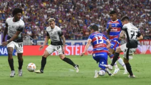 Cicinho surpreende e aponta eliminado em Corinthians x Fortaleza