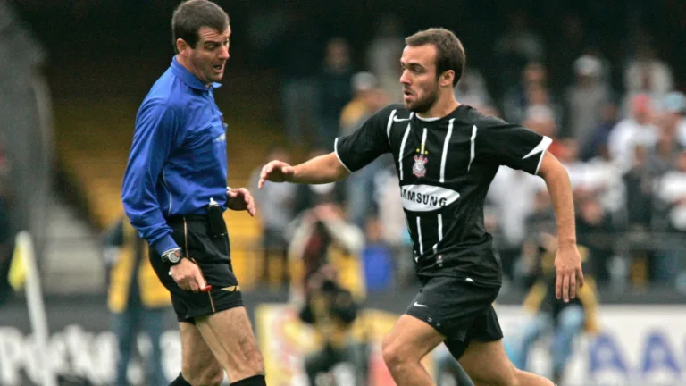 Gil conta bastidores de polêmico pênalti perdido por Roger Flores no Corinthians