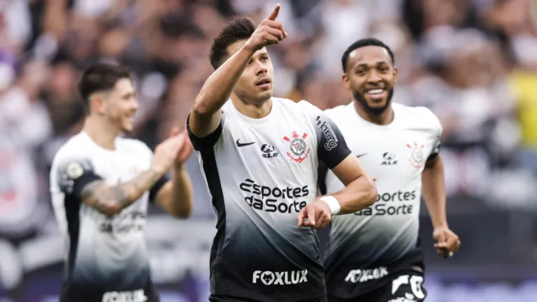 Corinthians atropela Atlético-GO em ‘decisão’ no Brasileirão e Memphis Depay estreia