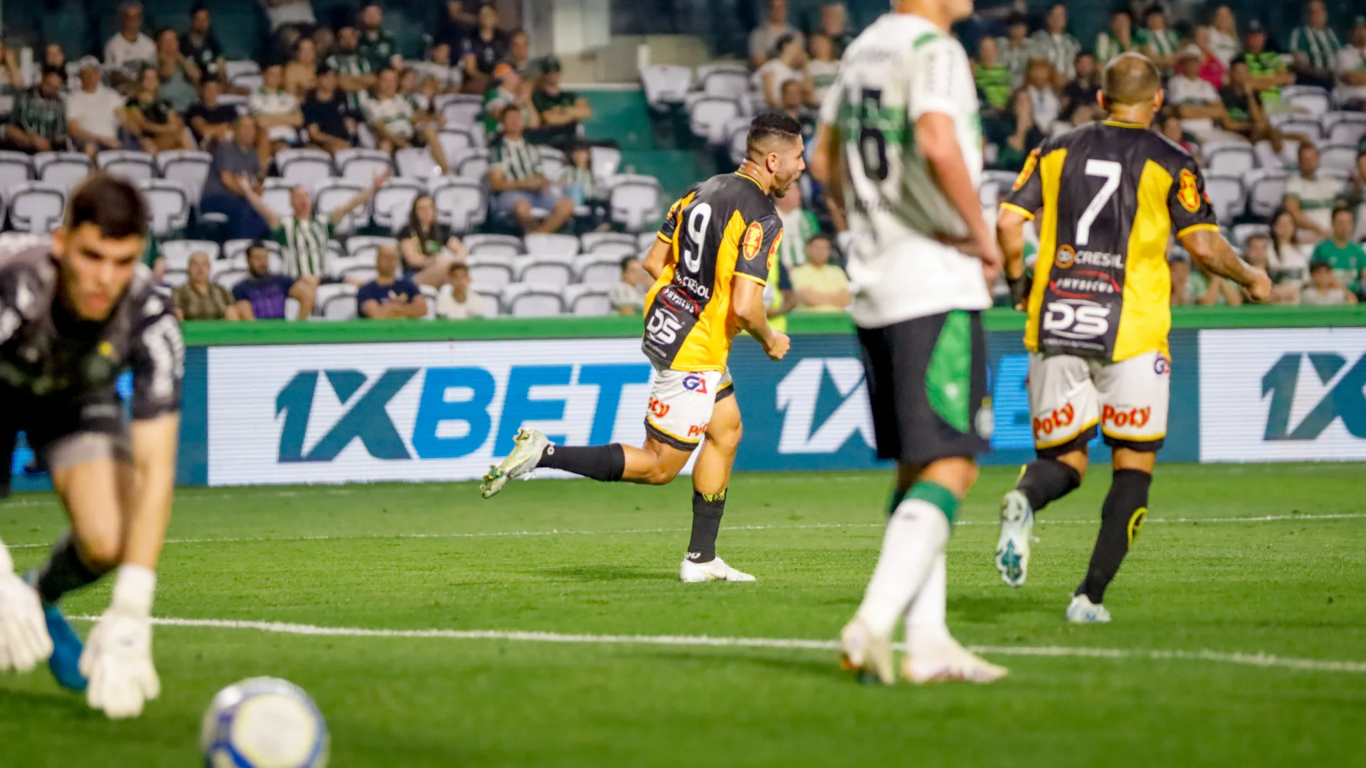 Novorizontino busca empate duas vezes com Coritiba e retoma liderança do Brasileirão Série B