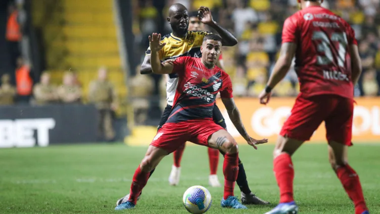 Athletico-PR empata sem gols com o Criciúma e aumenta jejum de vitórias no Brasileirão