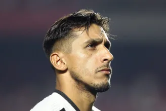 Damián Suárez, do Botafogo, observa durante jogo contra o São Paulo pelo Brasileirão Série A 2024