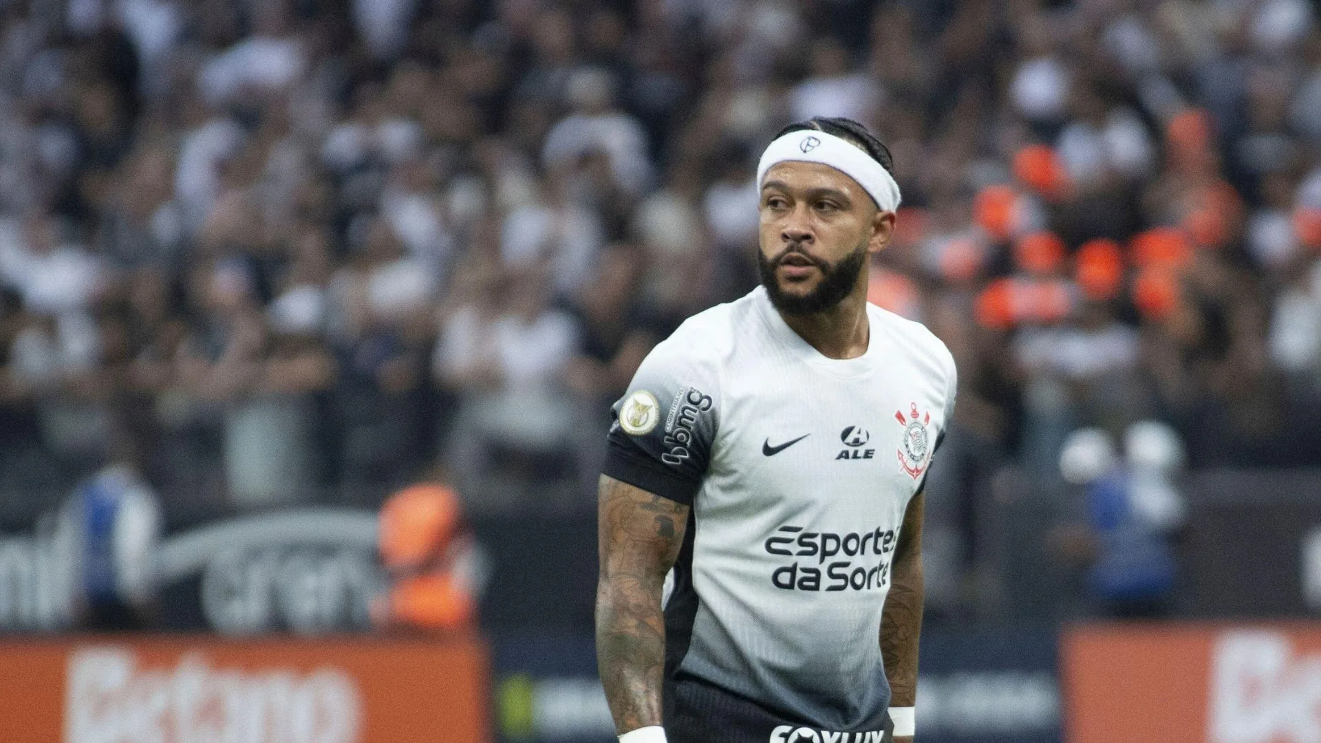 Memphis Depay faz sua estreia oficial pelo Corinthians; assista