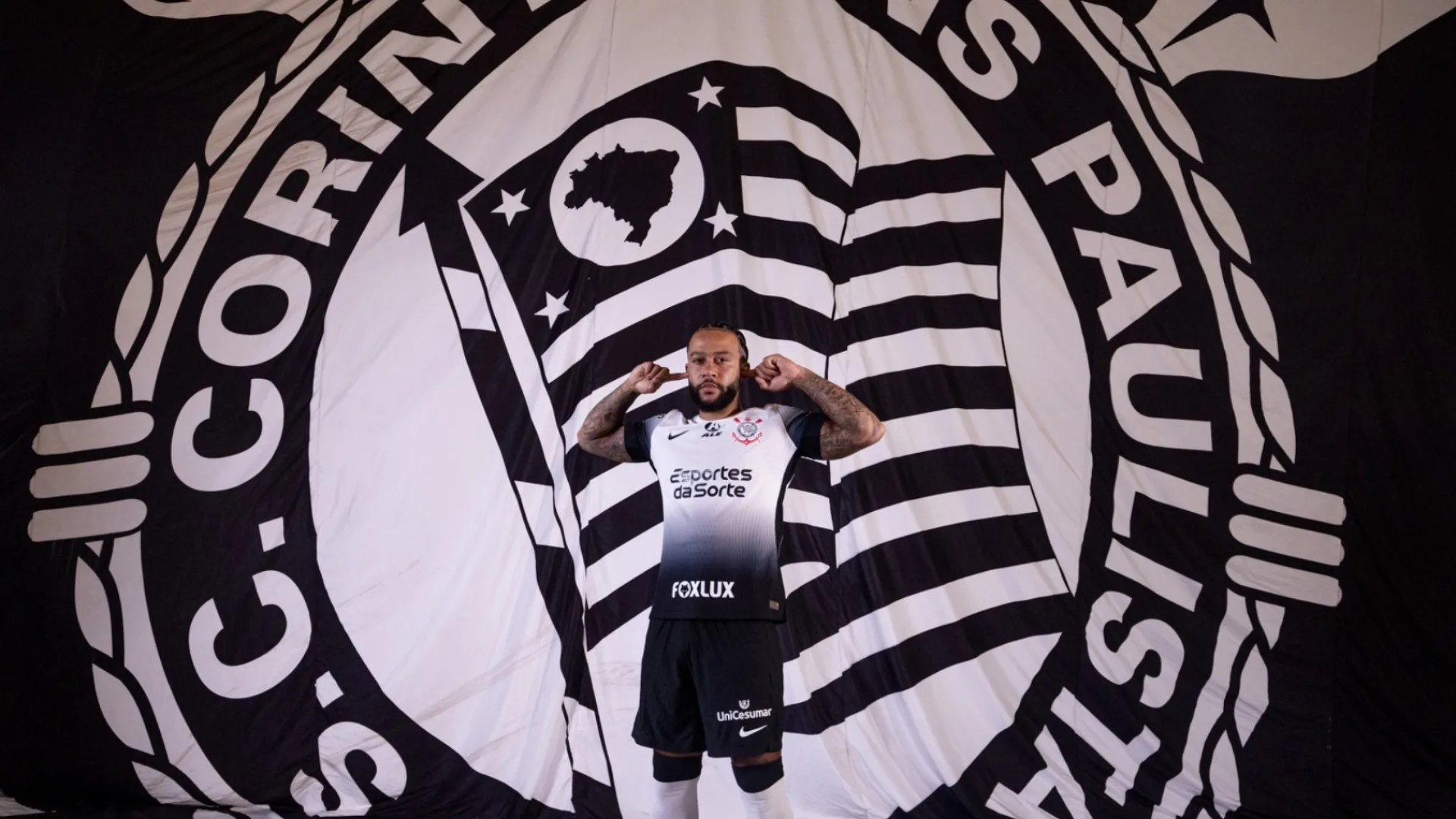 Torcedores ironizam Corinthians por erro de informação sobre Memphis Depay 