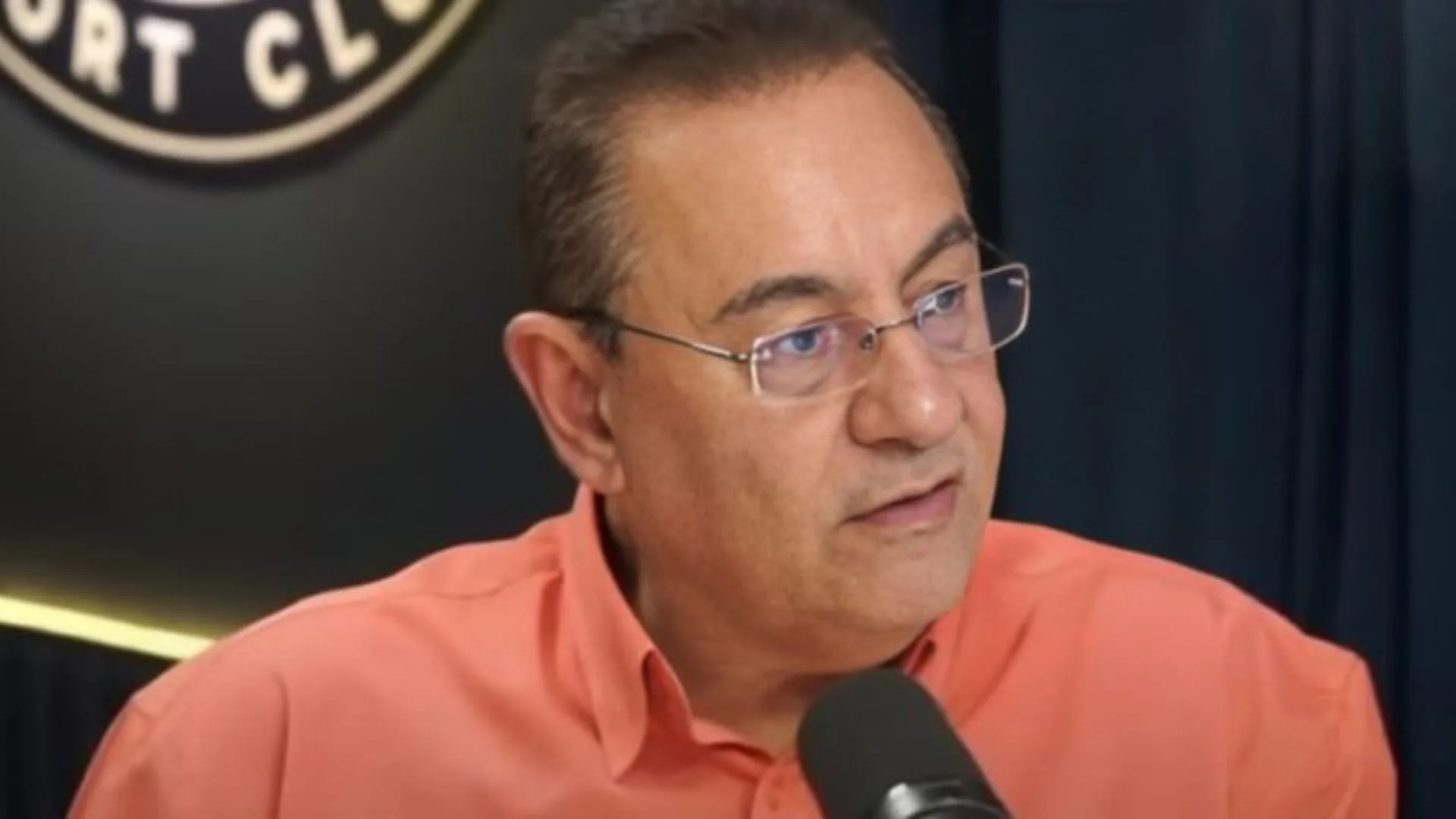 Flávio Prado destaca situação “esquisita” na contratação de Depay no Corinthians