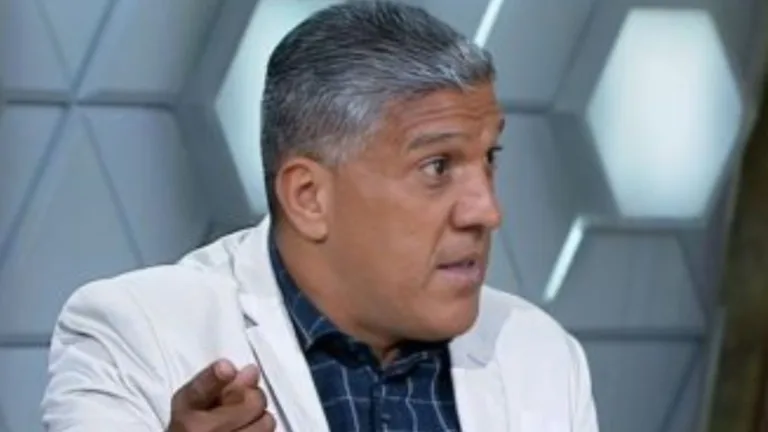 Silas aponta meia que está “acordando” no Brasileirão: “Diferente”