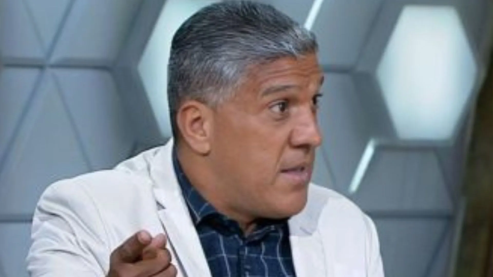 Silas aponta meia que está “acordando” no Brasileirão: “Diferente”