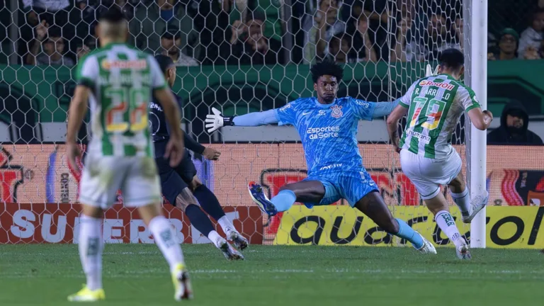 Corinthians levou gol em mais de 75% das partidas que disputou com técnico Ramón Díaz