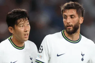 Son Heung-min ao lado de Rodrigo Bentancur em jogo do Tottenham