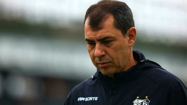 Torcedores do Santos protestam contra Carille: “Jogou a toalha”