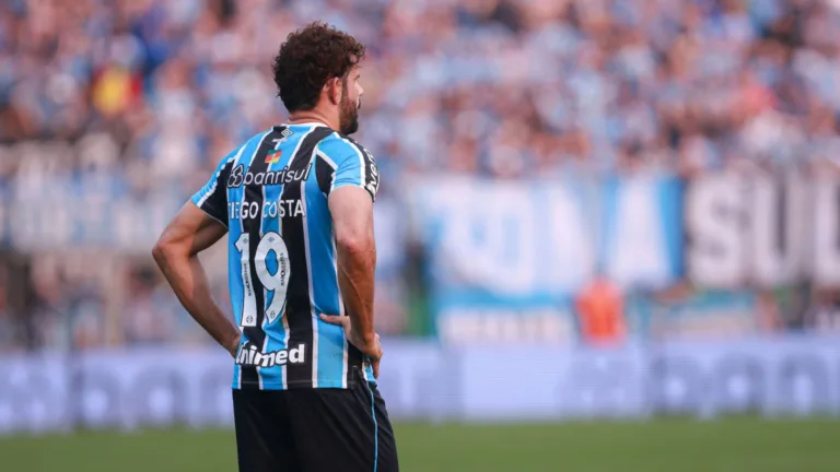 Diego Costa luta contra lesões e suspensão para voltar a campo pelo Grêmio no Brasileirão