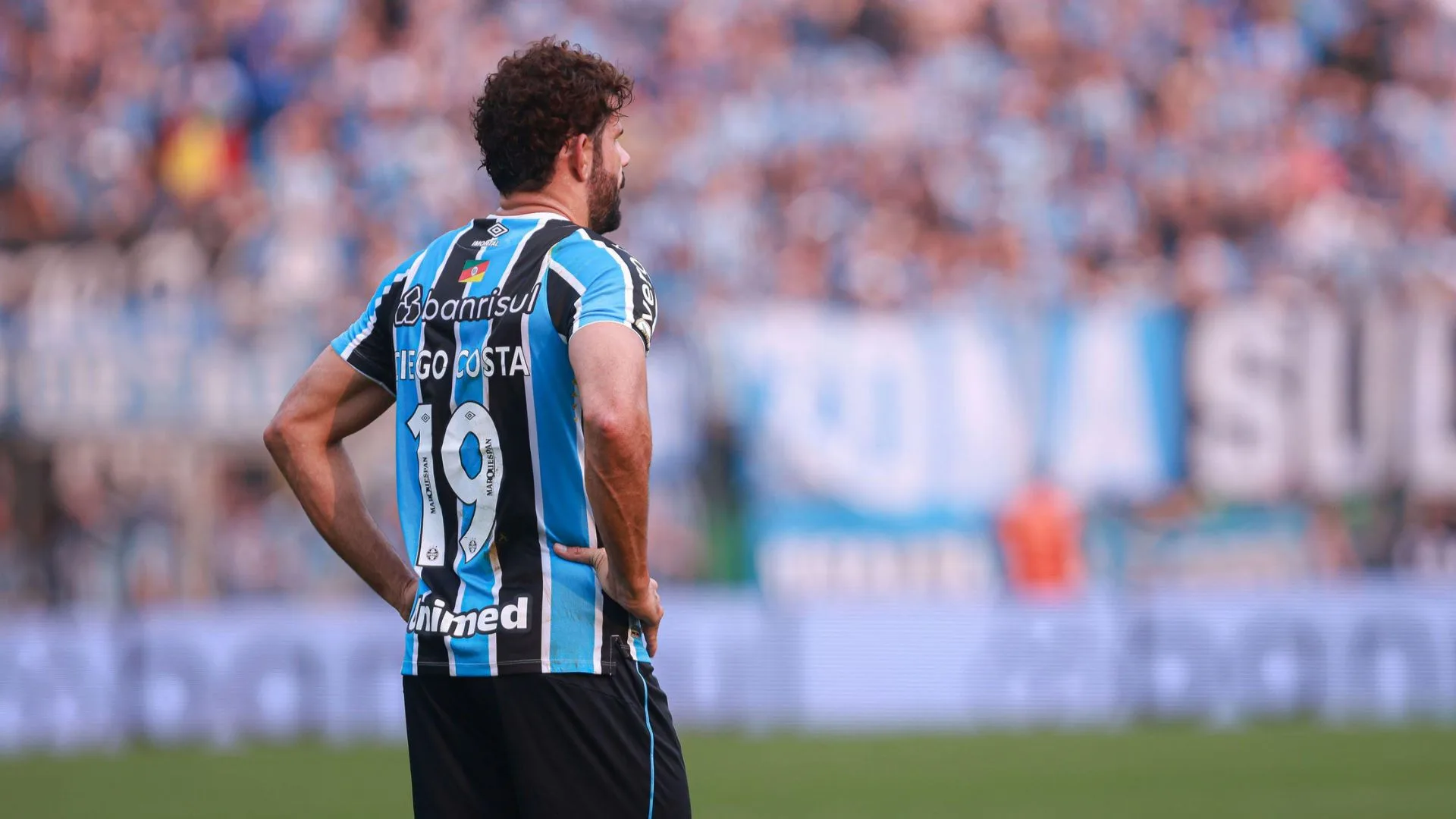 Diego Costa luta contra lesões e suspensão para voltar a campo pelo Grêmio no Brasileirão