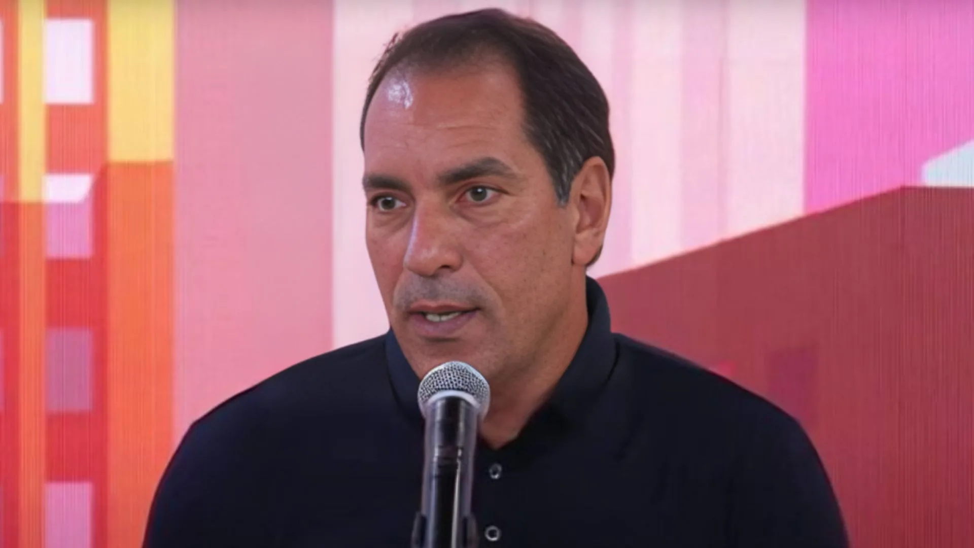 Edmundo cobra time “sem dinheiro” no Brasil: “Poderia fazer um esforço”