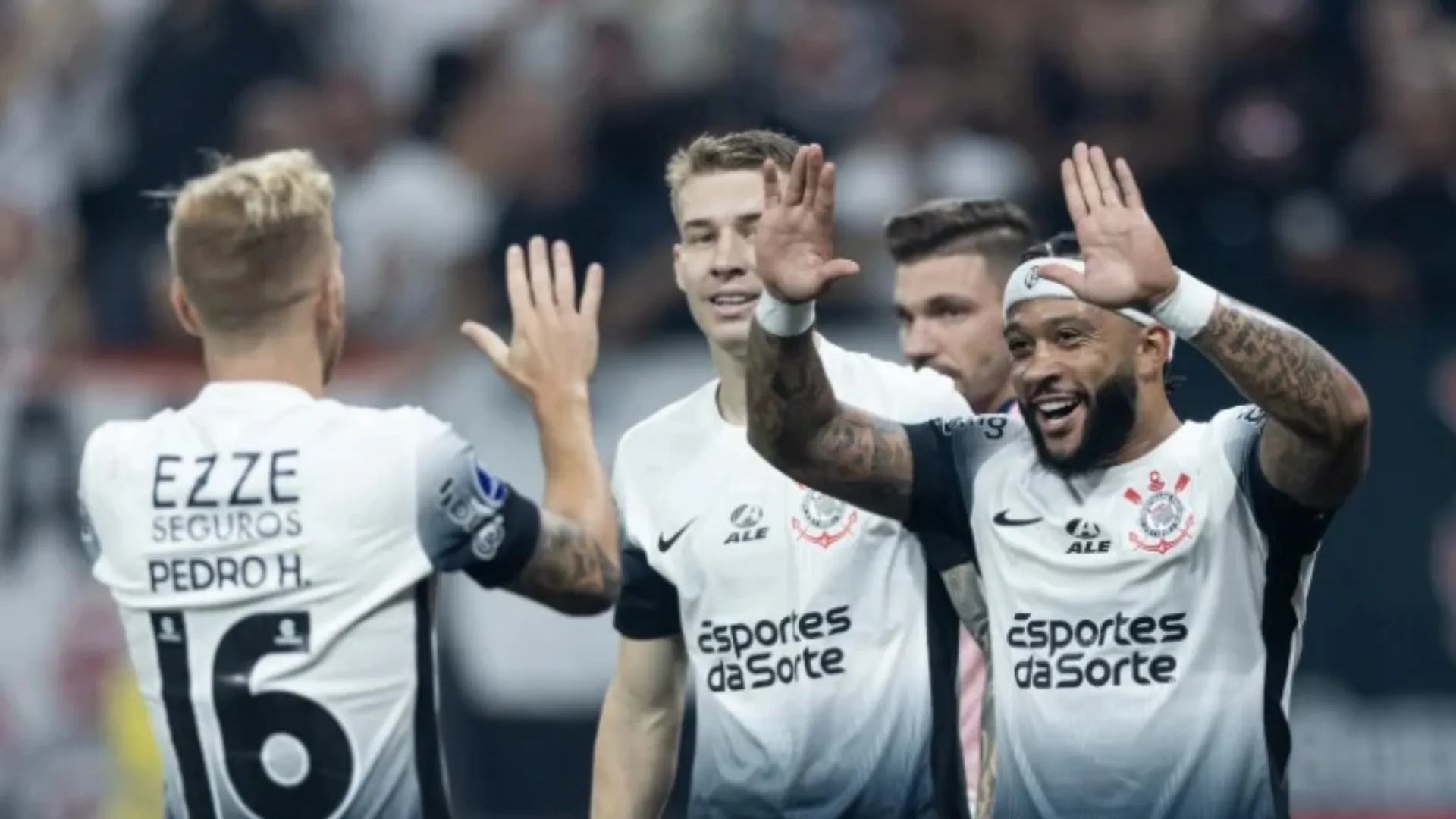 Corinthians marca no fim, vence o Vitória e se afasta da zona de rebaixamento no Brasileiro