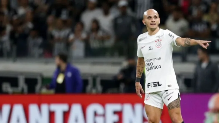 Fábio Santos elege maior jogador da história do Corinthians