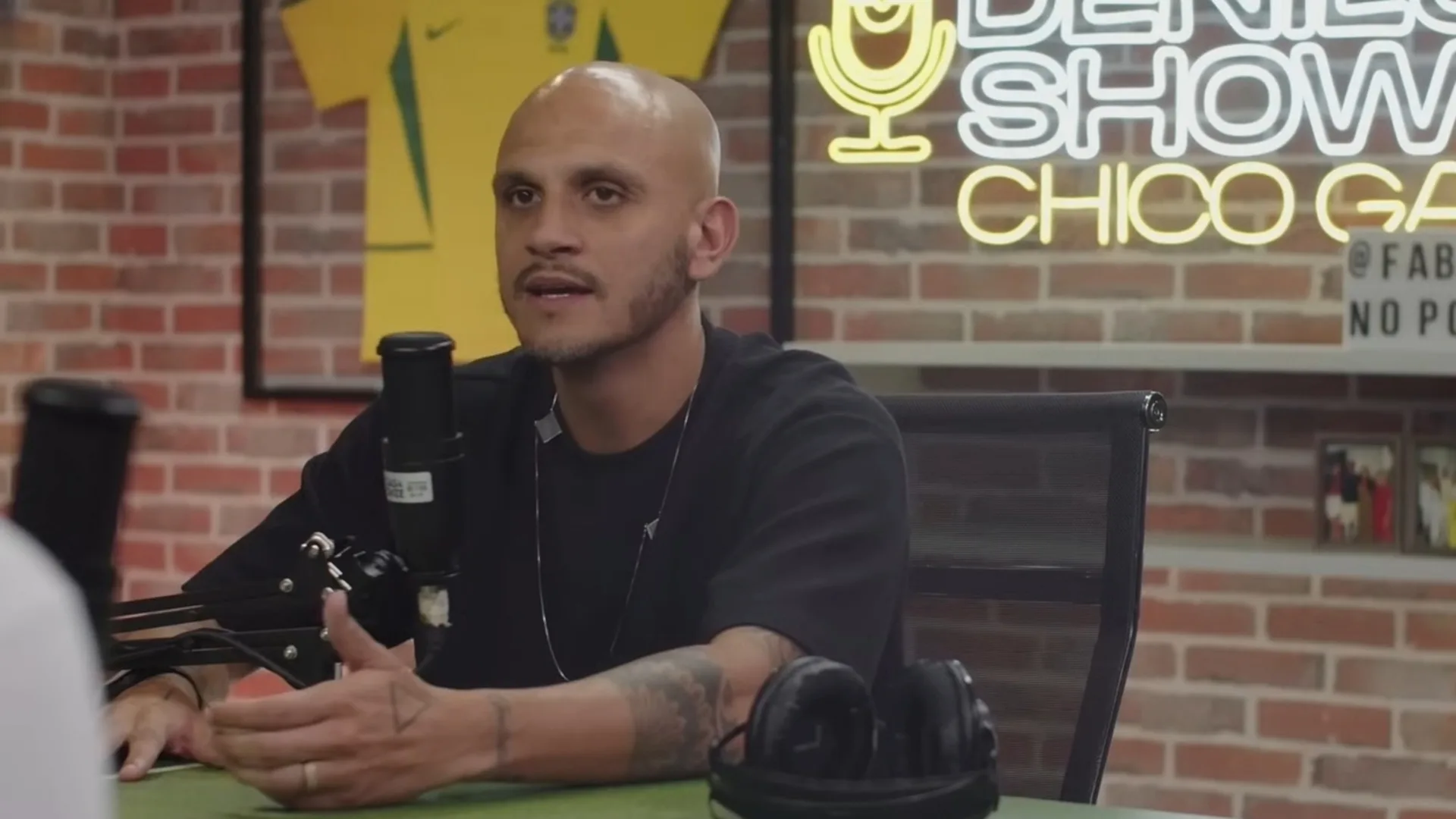 Ex-Corinthians, Fábio Santos aponta meia diferenciado no futebol brasileiro: “Foge do óbvio”