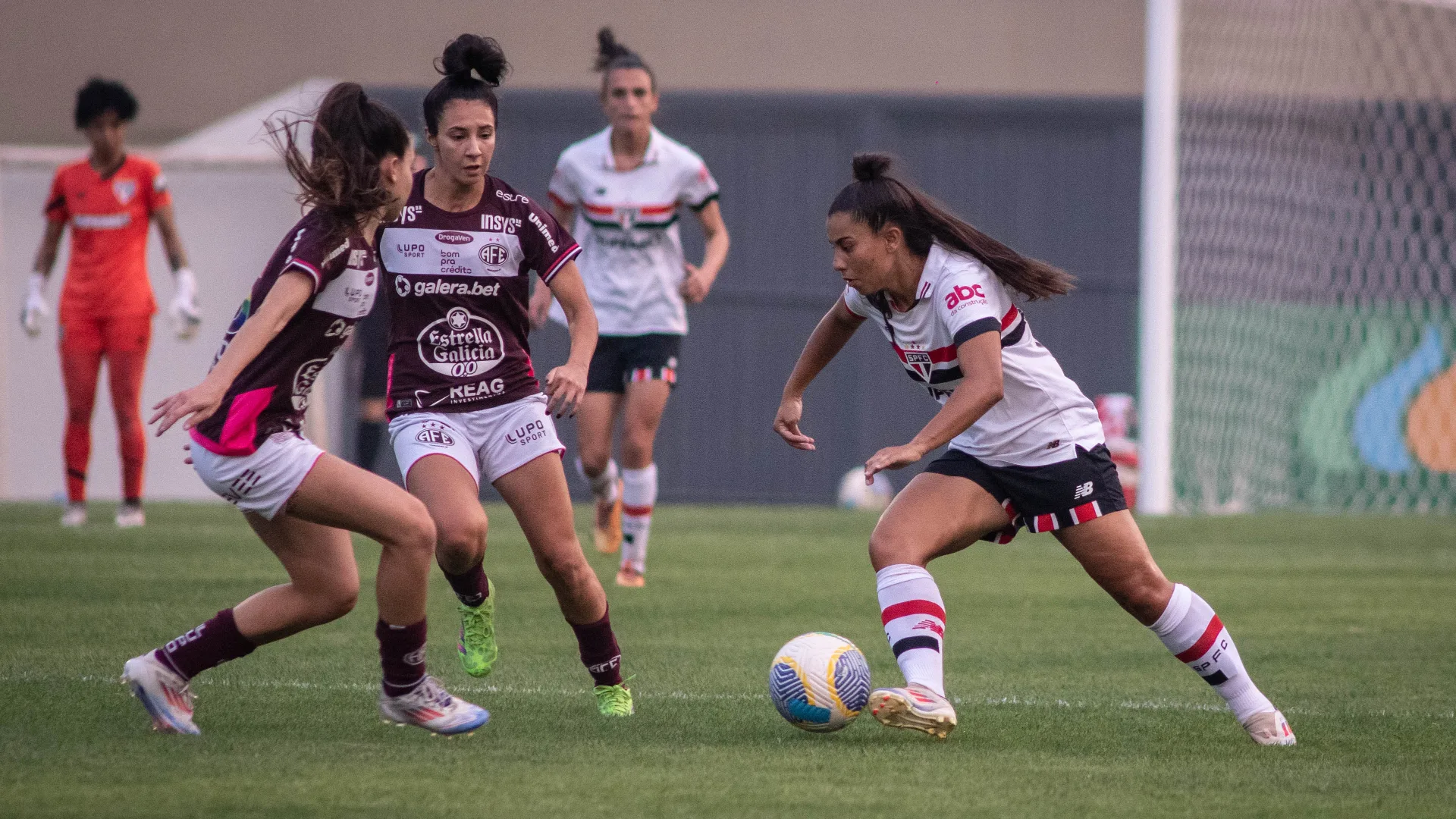 SPFC leva gol no último minuto, elimina Ferroviária nos pênaltis e está na final do Brasileirão Feminino