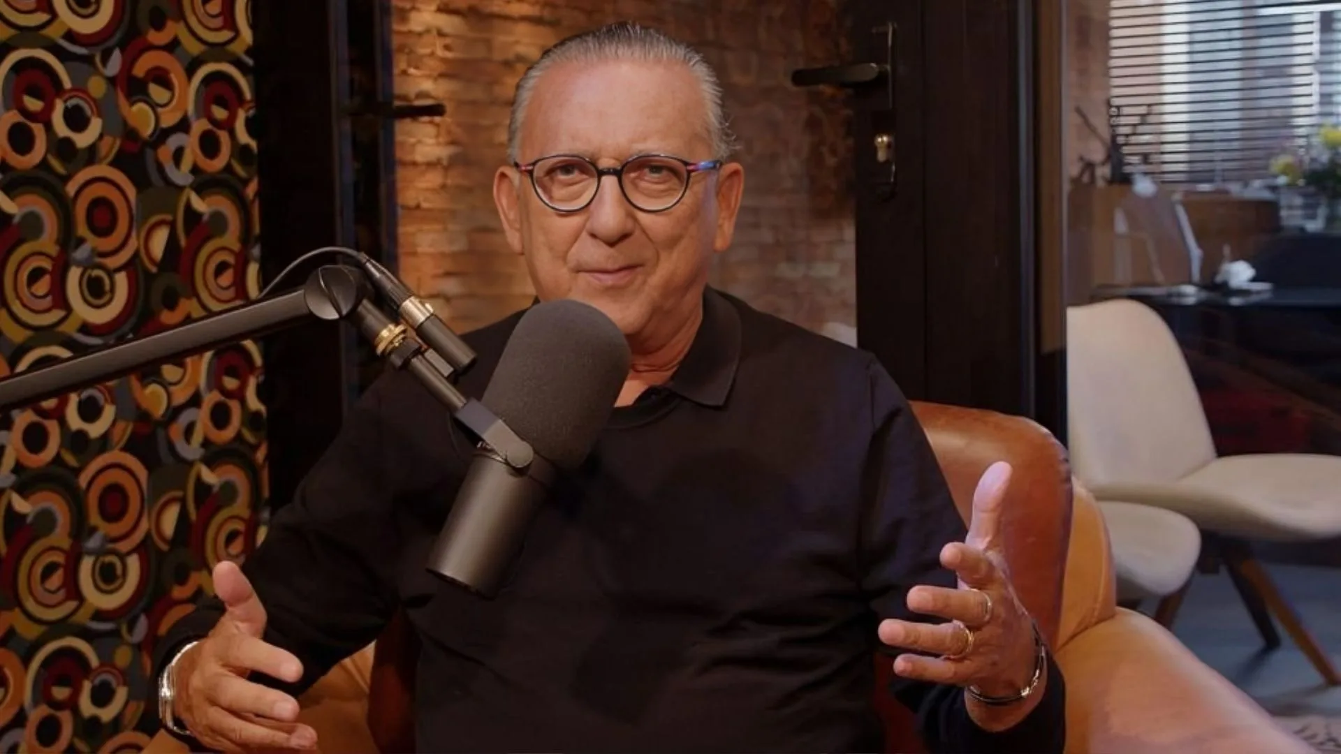 Galvão Bueno aponta técnico que deu “aula” na Libertadores