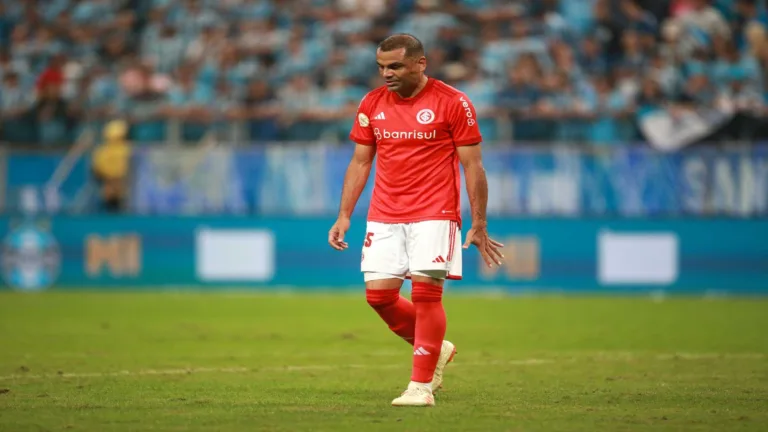 Mercado rompe ligamentos do joelho e vira desfalque para o Internacional