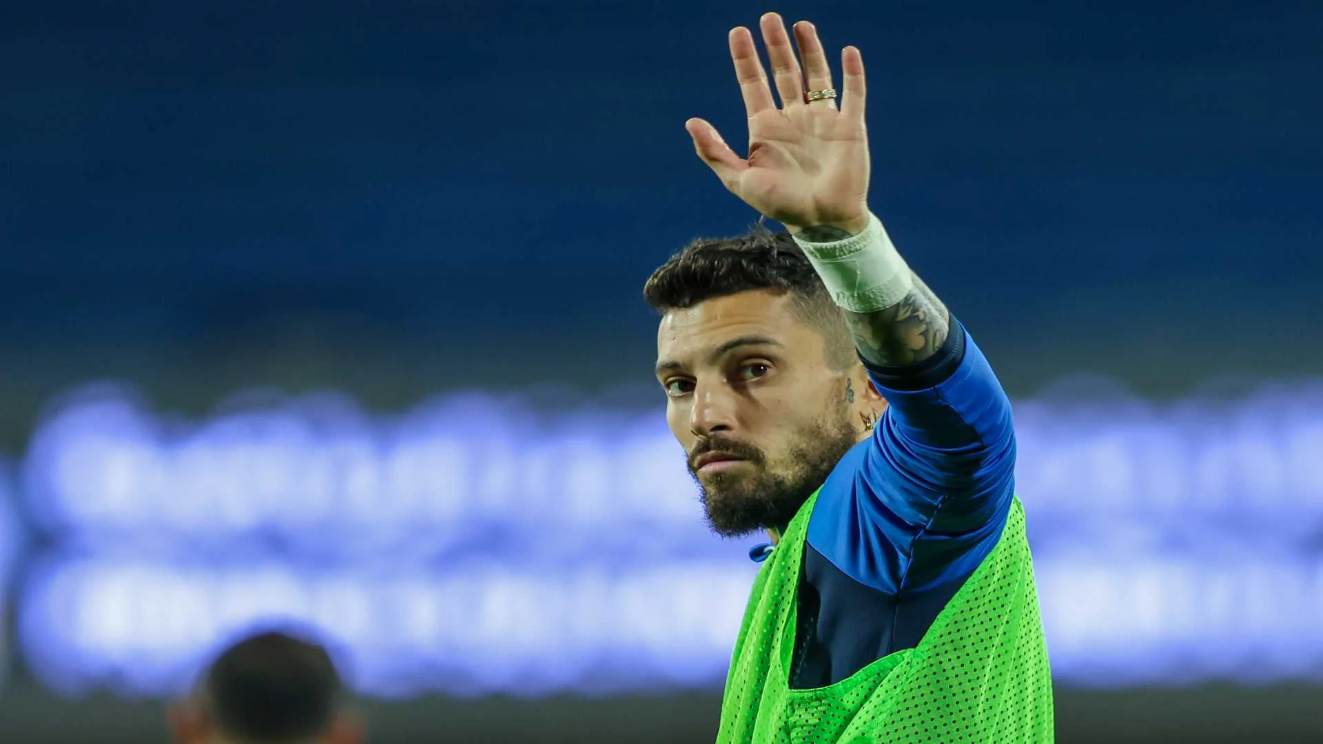 Alex Telles desembarca no Rio e avalia Botafogo: “Projeto ambicioso”