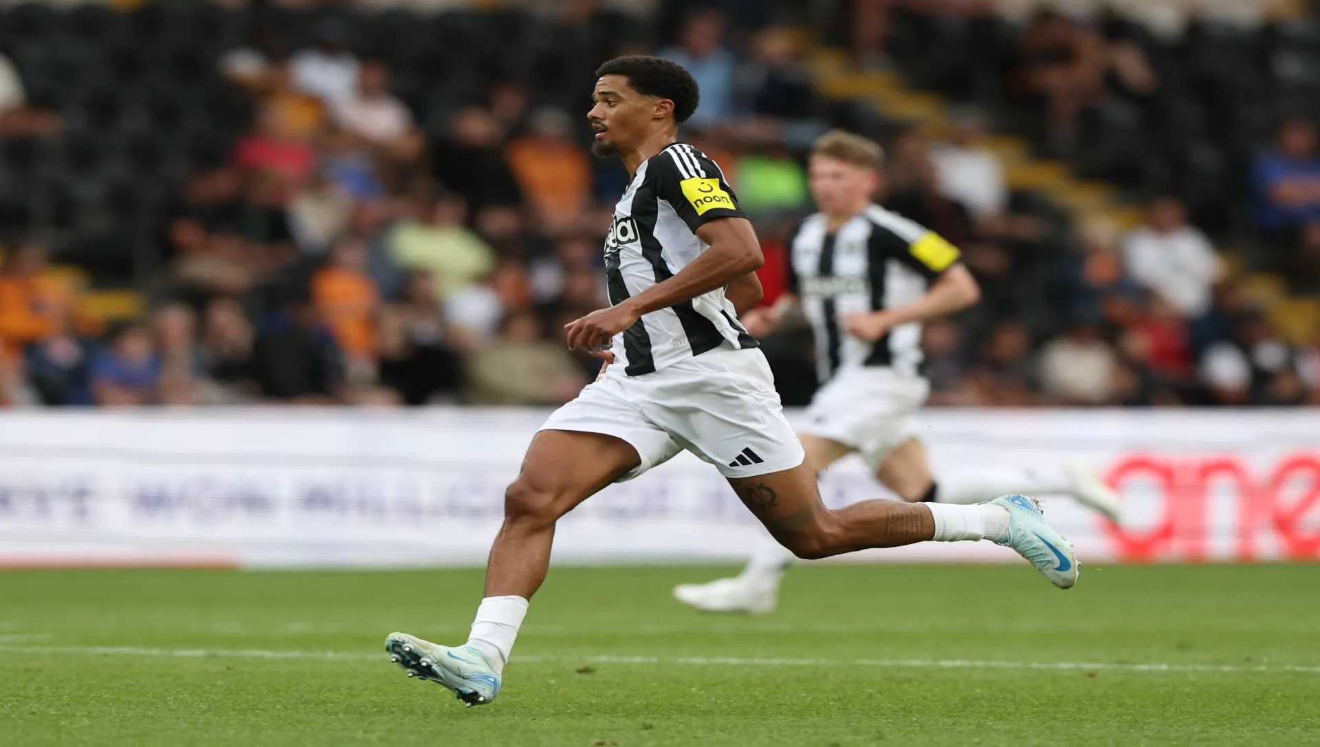 SPFC anuncia contratação de Jamal Lewis, do Newcastle