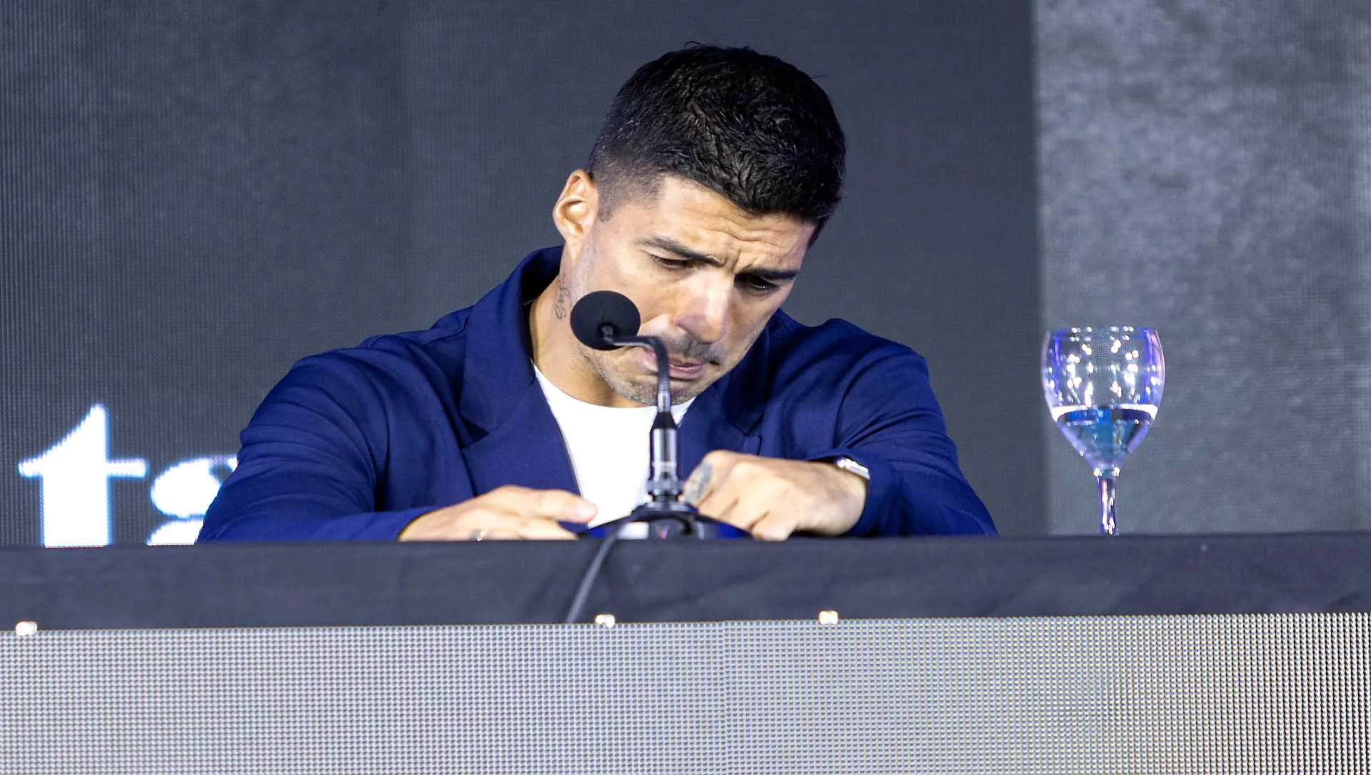 Luis Suárez se emociona ao anunciar aposentadoria pela seleção do Uruguai