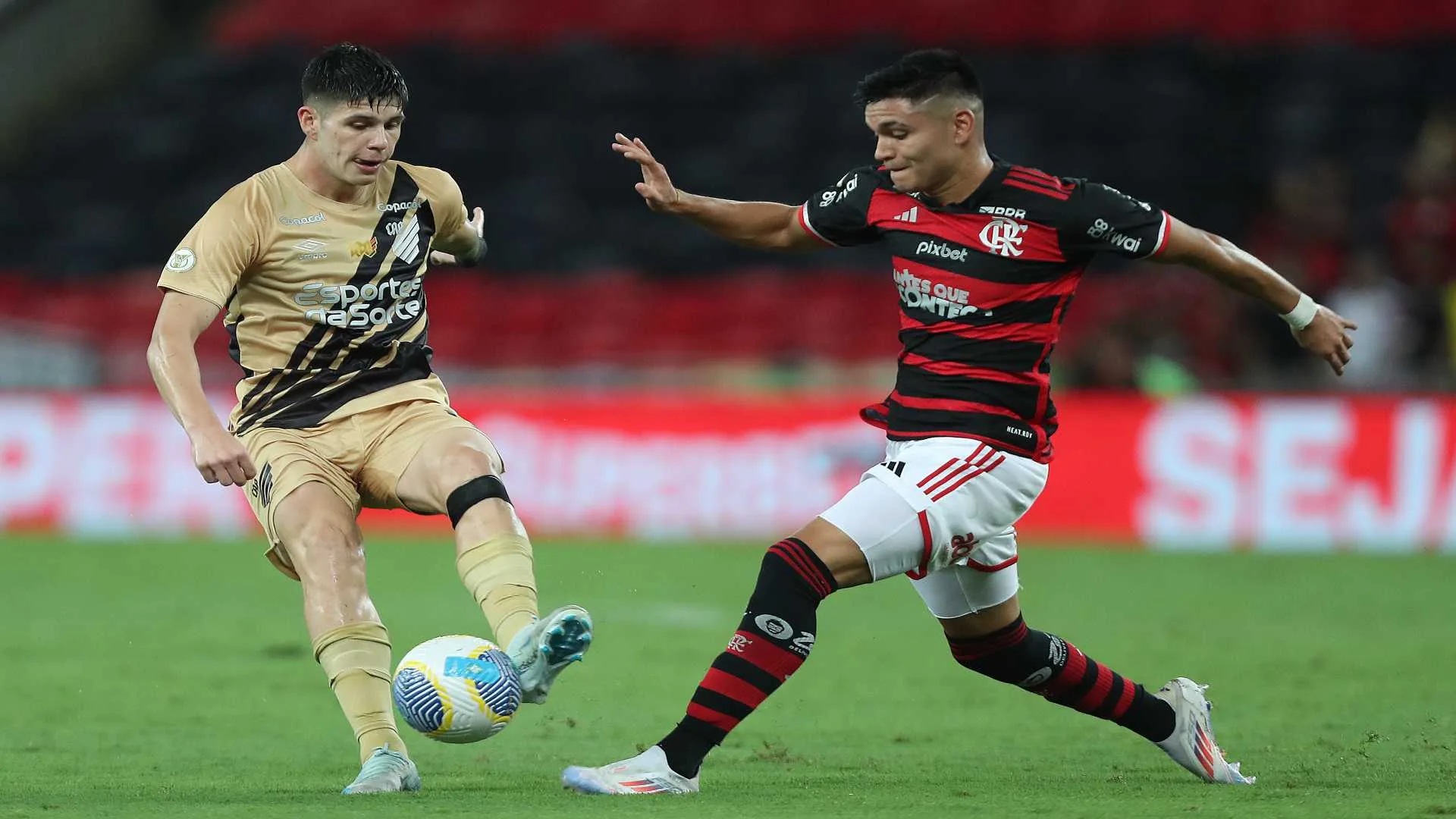 Flamengo vence o Athletico-PR em duelo marcado por protestos de torcedores