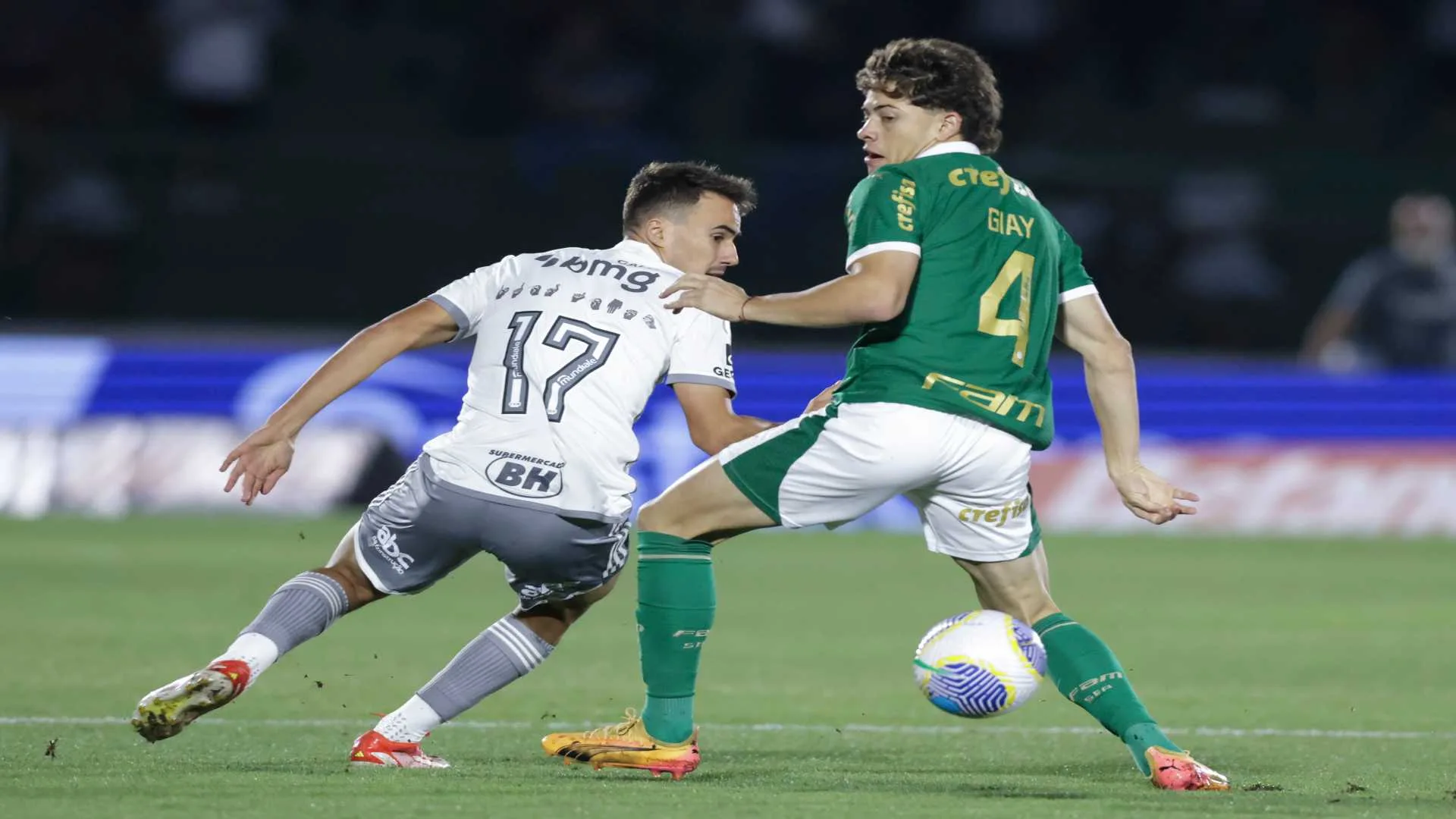 Palmeiras supera o Atlético-MG e segue na disputa com o Botafogo pela liderança do Brasileirão