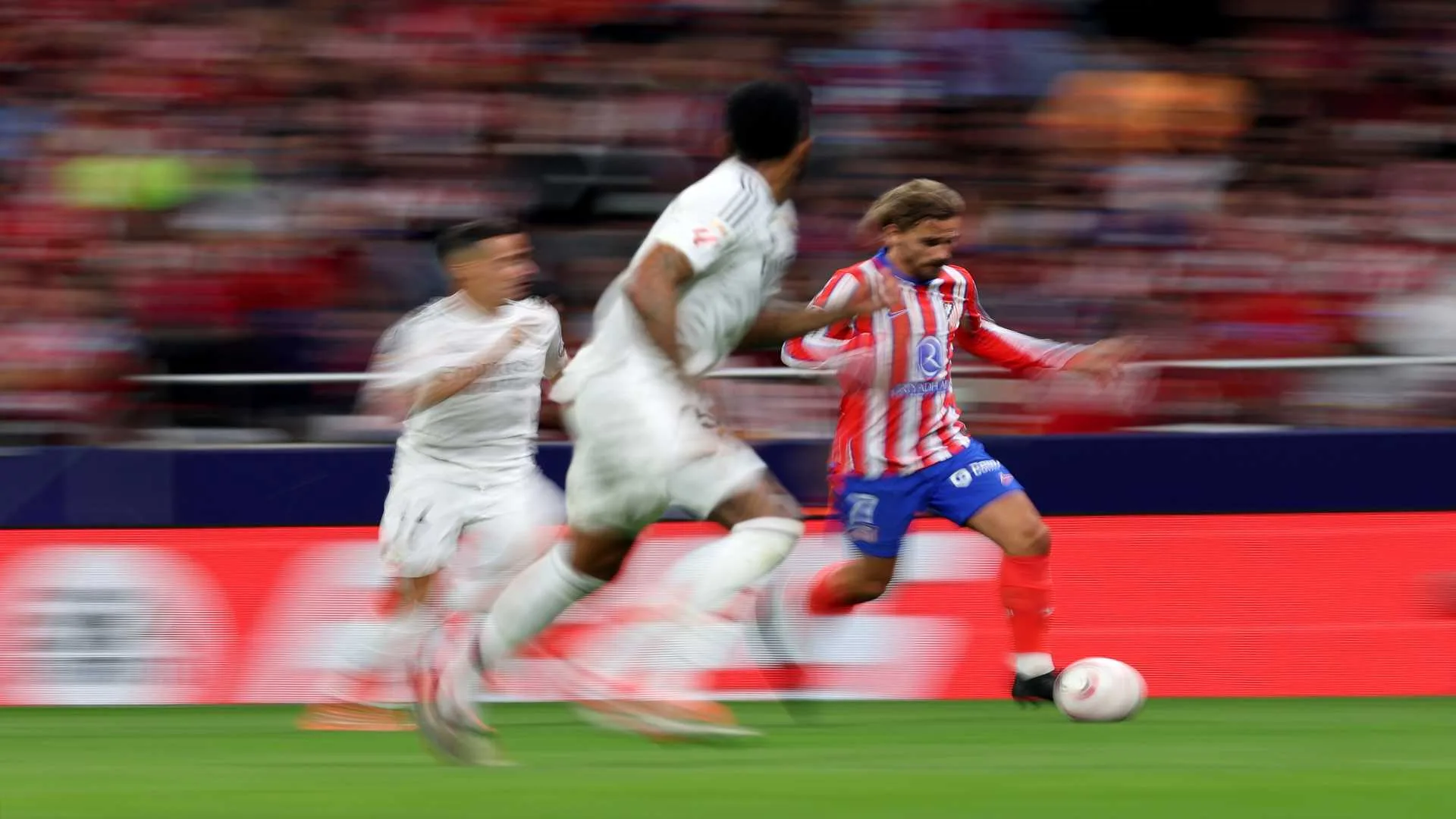 Atlético de Madrid empata com Real Madrid em jogo marcado por paralisação