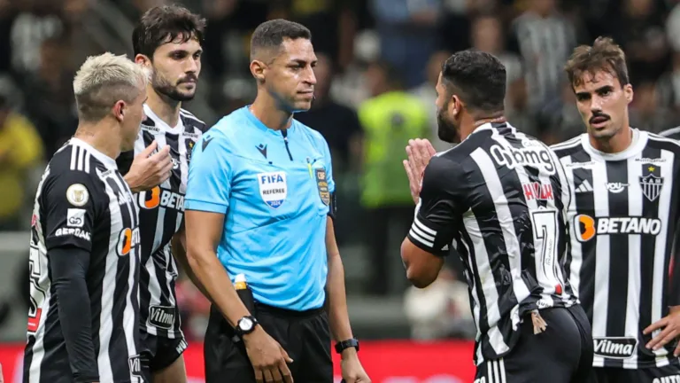 Hulk, do Atlético-MG, sinaliza diferença entre arbitragem no Brasil e na Europa: “Nunca presenciei”