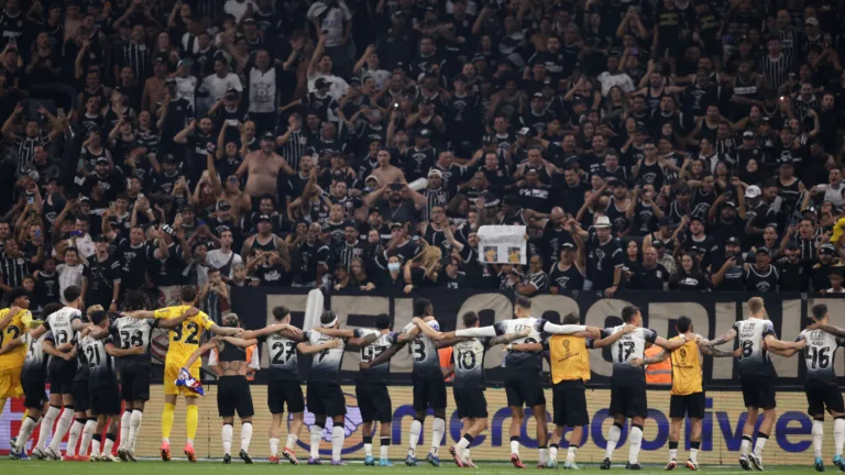 Torcedores do Corinthians se empolgam e sonham com um título ainda na atual temporada