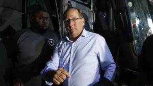 John Textor, do Botafogo, dispara contra presidente de clube rival no Brasileirão: “Eu tenho conhecimento”