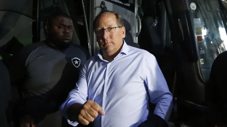 John Textor, do Botafogo, manda recado a presidente de clube brasileiro: “Fui o primeiro”