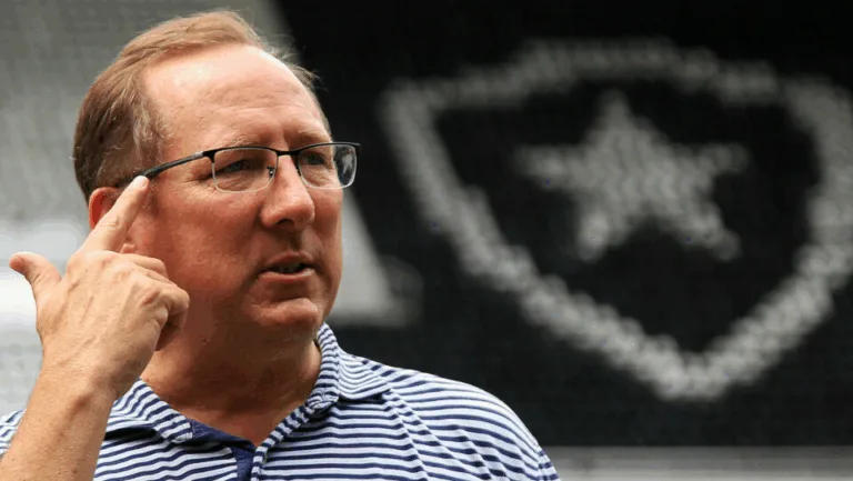 John Textor, do Botafogo, dispara contra presidente de clube rival no Brasileirão: “Eu tenho conhecimento”