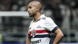 Lucas Moura reage após críticas e deixa recado à torcida do São Paulo
