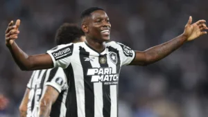 Luiz Henrique, do Botafogo, exalta atacante do Brasileirão: “Espetacular”