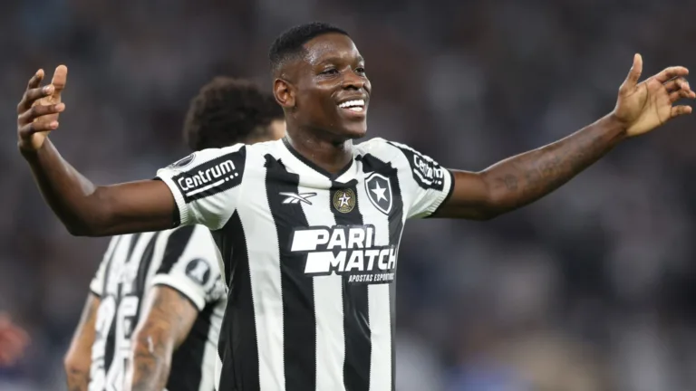Luiz Henrique, do Botafogo, exalta atacante do Brasileirão: “Espetacular”