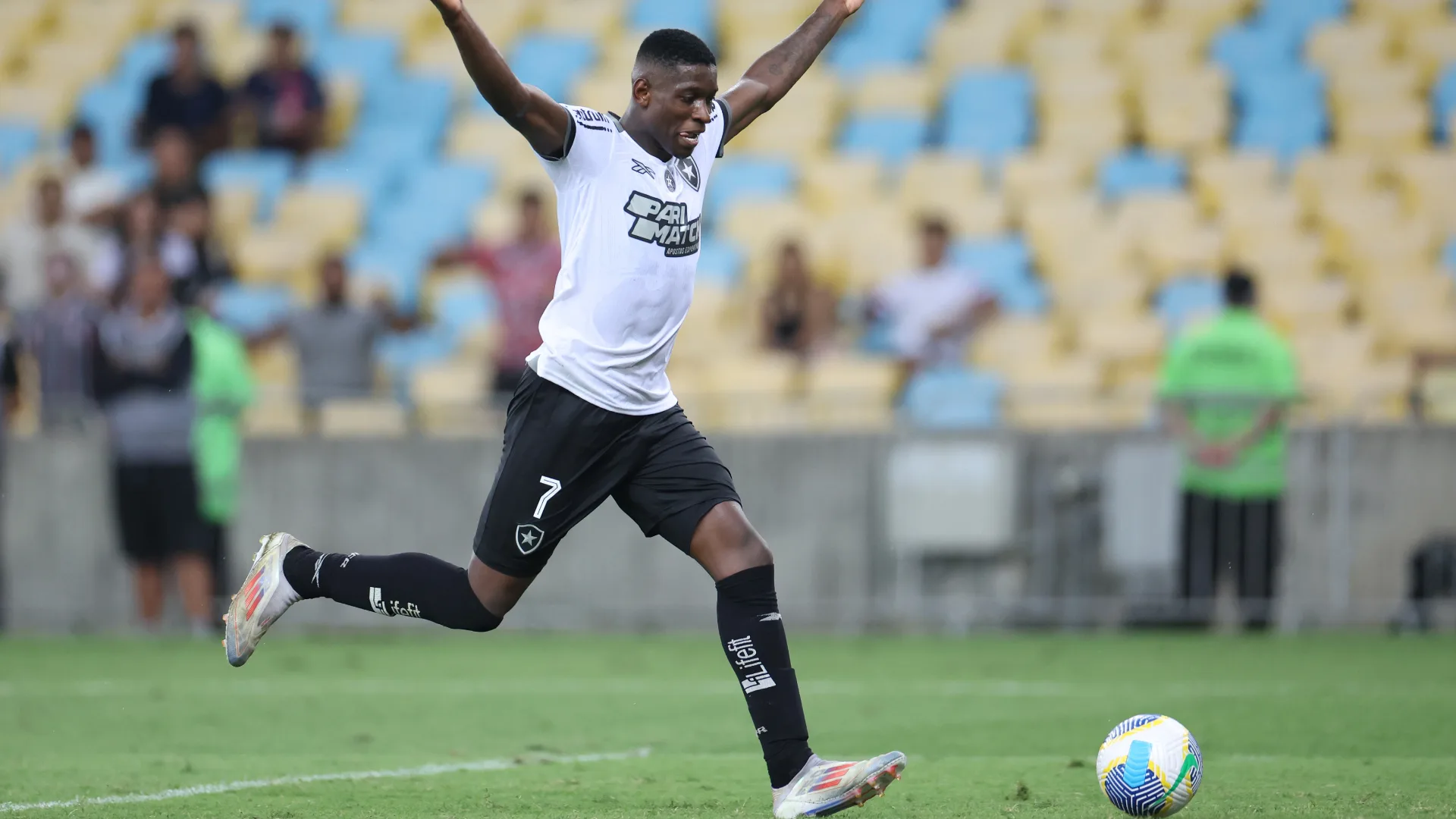 Botafogo vence Fluminense no Brasileirão com Luiz Henrique aproveitando vacilo no final