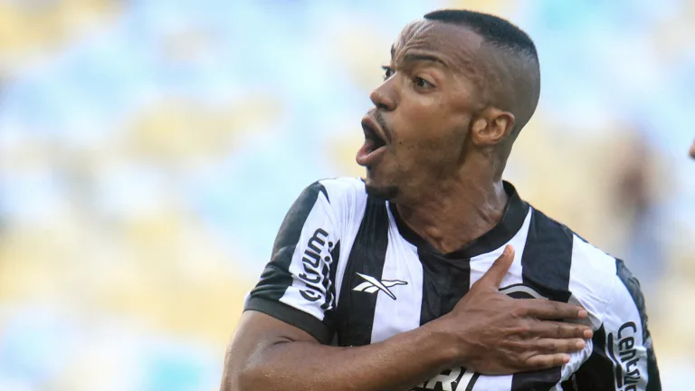 Lei do Ex: Marlon Freitas, do Botafogo, nunca perdeu para o Fluminense, clube que o revelou