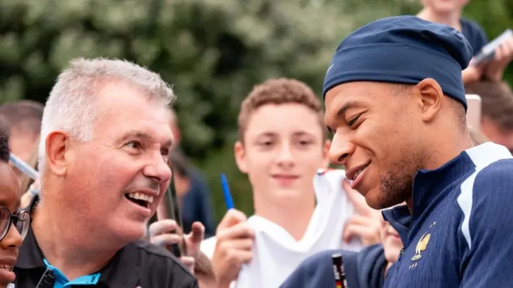 Deschamps sai em defesa de Mbappé após críticas sobre rendimento Deschamps sai em defesa de Mbappé após críticas sobre rendimento