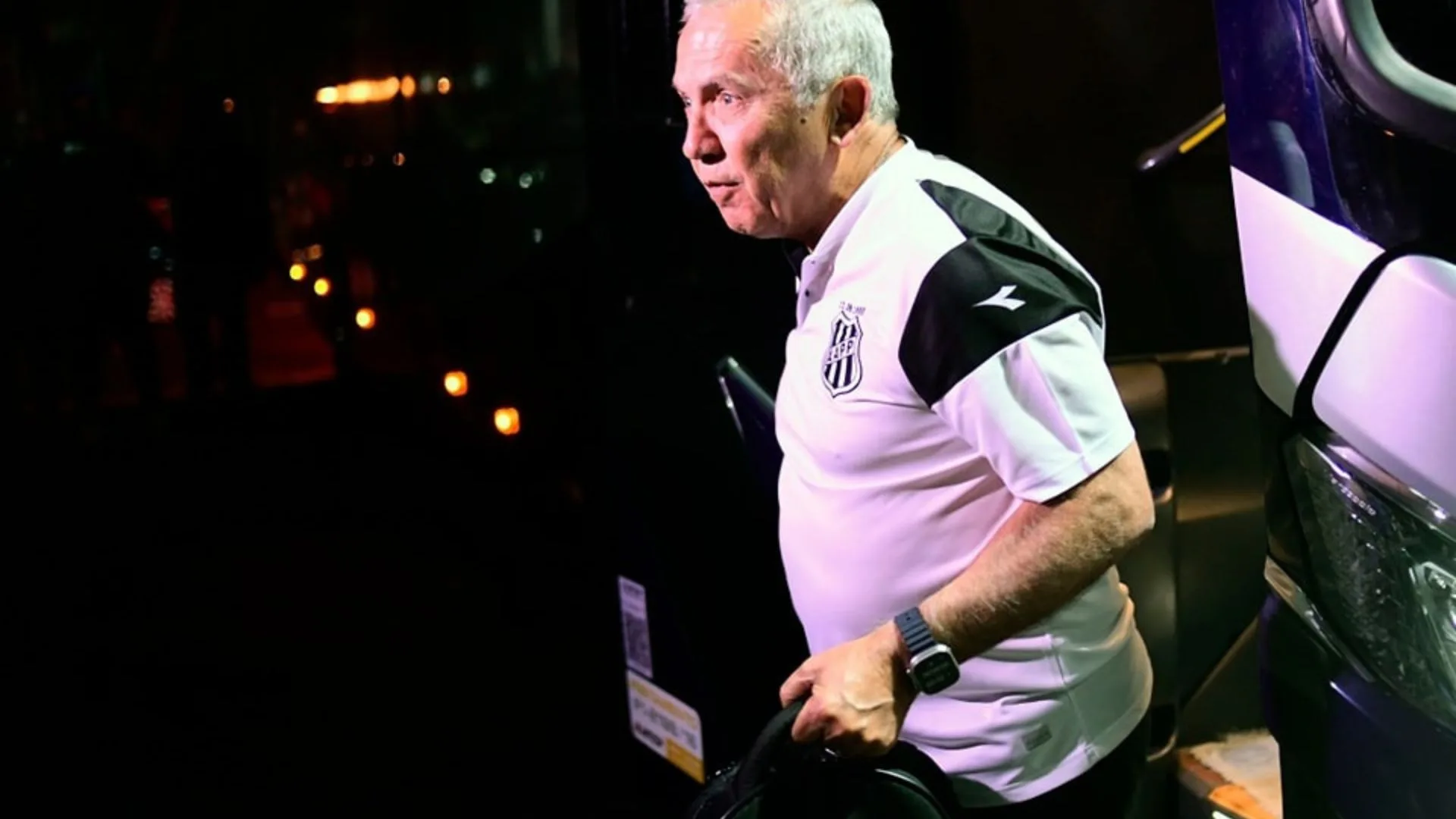 Ponte Preta tem situação preocupante na Série B, avalia técnico Nelsinho Baptista