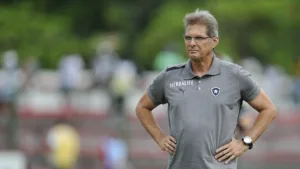 Oswaldo de Oliveira destaca volante do Botafogo no Brasileirão