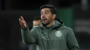 Abel Ferreira, do Palmeiras, aponta time que impressiona no Brasileirão: “Fora da curva”