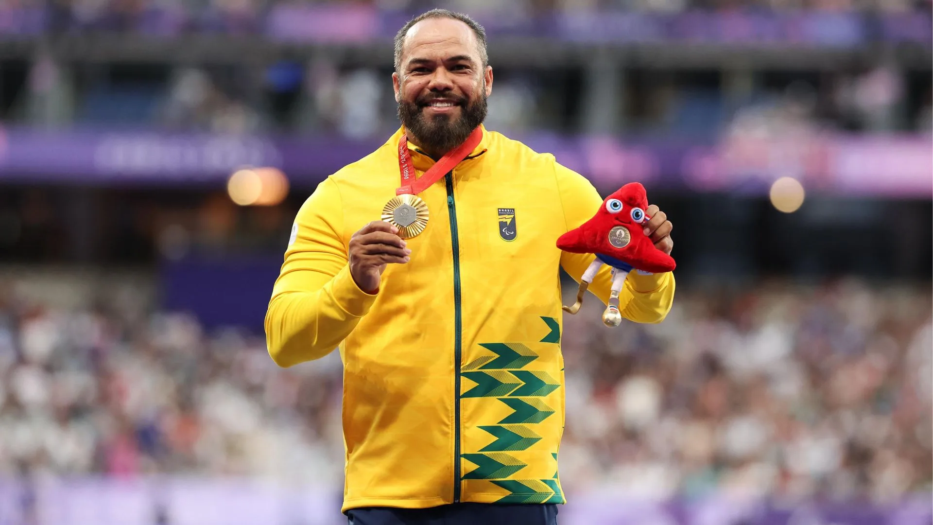 Paralimpíadas: Claudiney Batista conquista ouro e estabelece recorde no lançamento de disco