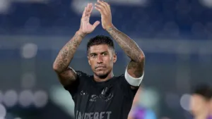 Paulinho, ex-Corinthians, quase se aposentou ao ser vítima de racismo