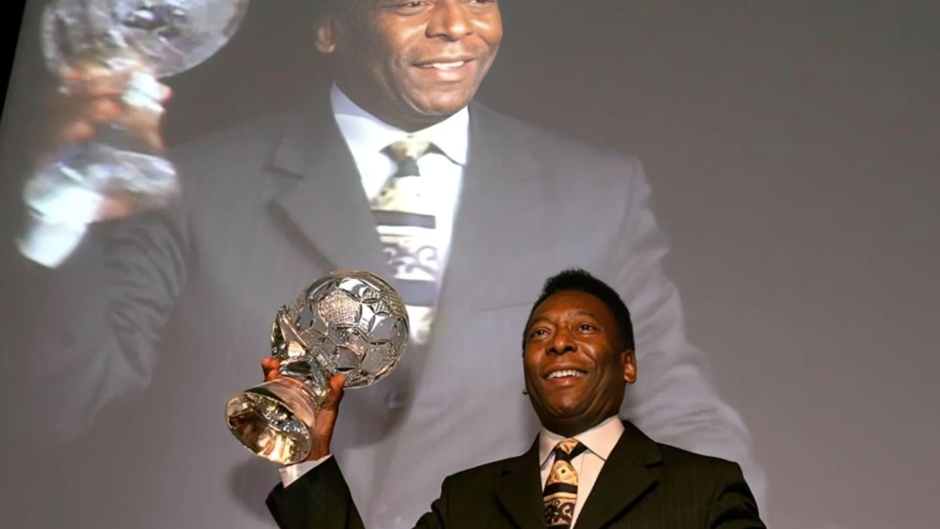 Tostão aponta jogador que ‘facilitou’ a vida de Pelé na seleção brasileira