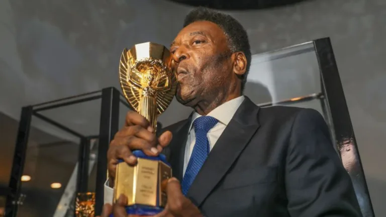 Revista inglesa exalta Pelé, mas contesta outro brasileiro em melhor time da história