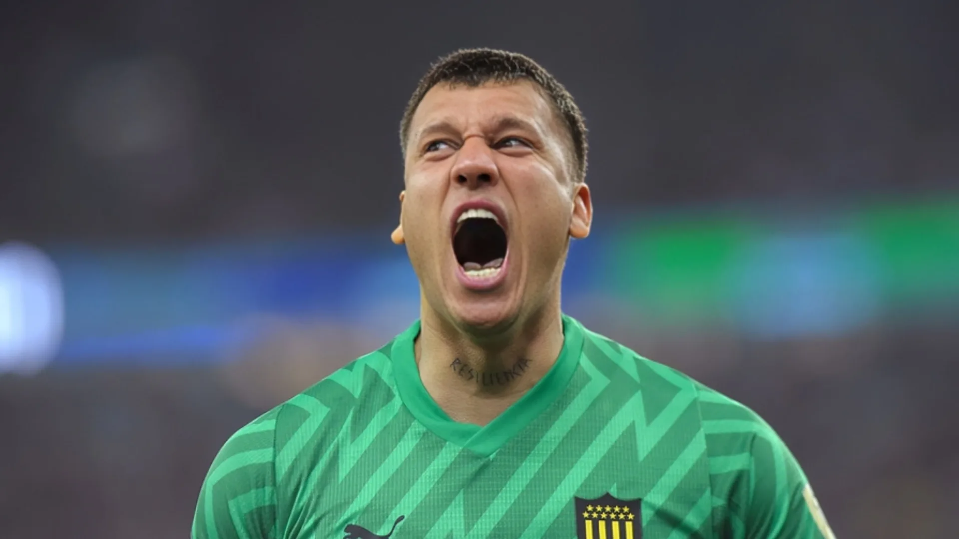 Goleiro do Peñarol repete gesto e provoca Flamengo em pleno Maracanã