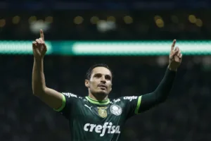 Jogo da seleção brasileira pode ‘ajudar’ situação de Raphael Veiga no Palmeiras